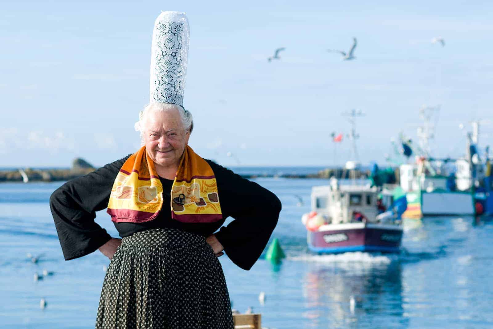 Ältere Frau in regionaltypischer Tracht in der Bretagne in Frankreich.