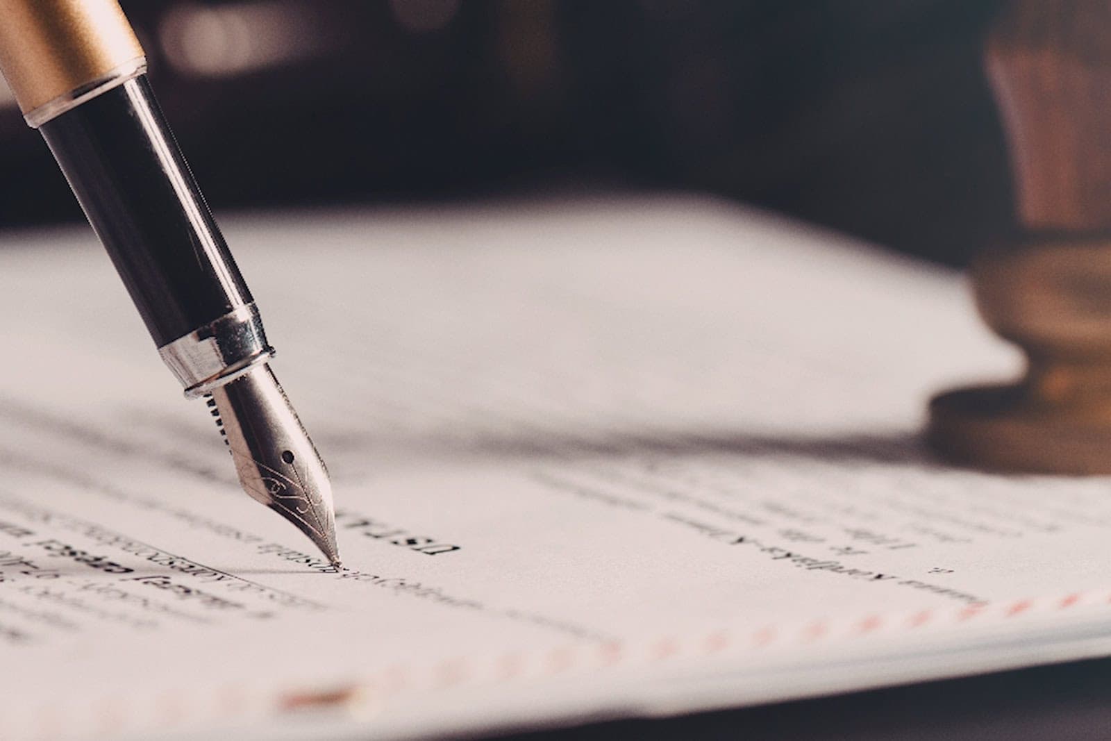 Richtig vererben mit einem Testament. Das kann handschriftlich oder auch notariell angefertigt werden. Foto: Adobe Stock/Proxima Studio