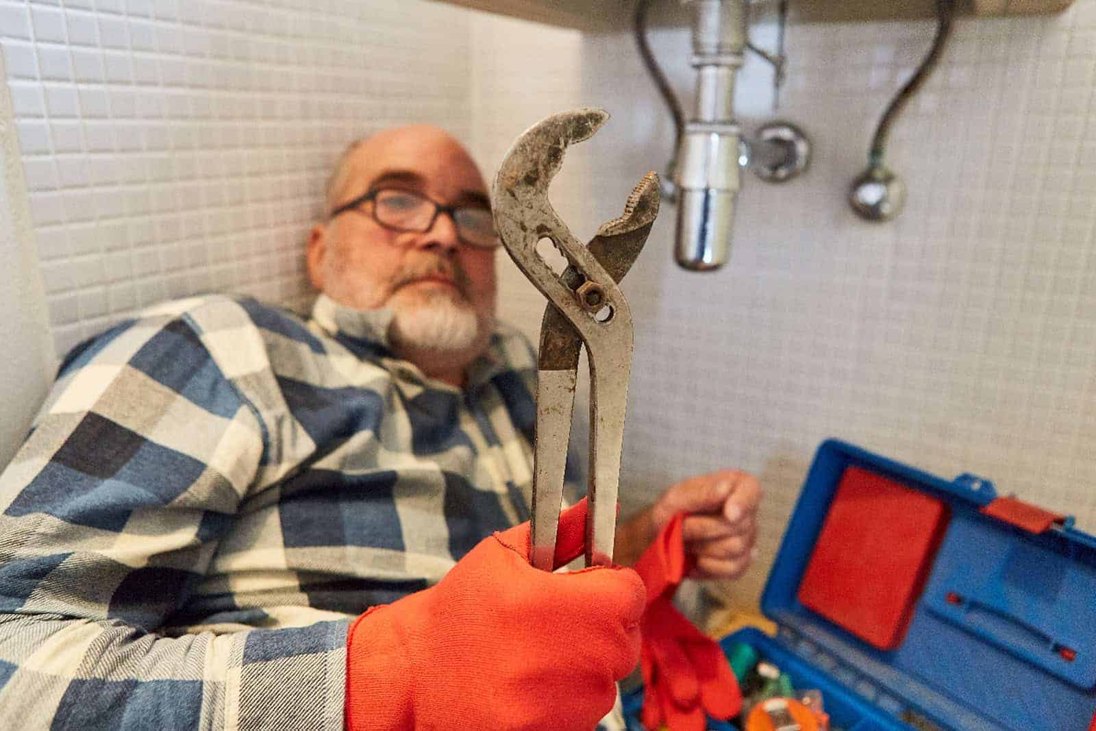 Viele Senioren möchten gerne ihr Bad umrüsten. Doch bevor etwa die Badewanne rauskommt und eine barrierefreie Dusche eingebaut wird, sollten Förderungen für diesen Umbau geprüft werden. Foto: Stock Adobe/Anselm