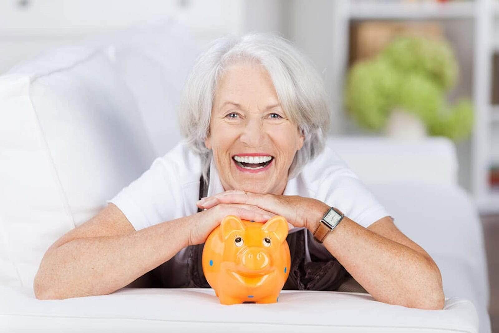 Wenn Renate Bergmann im Haushalt spart, kommt jeder Pfennig ins Sparschwein.