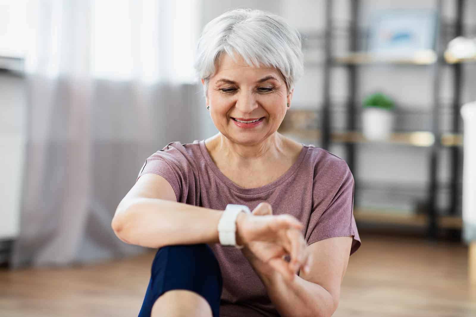 Seniorin prüft ihre Aktivitätsdaten