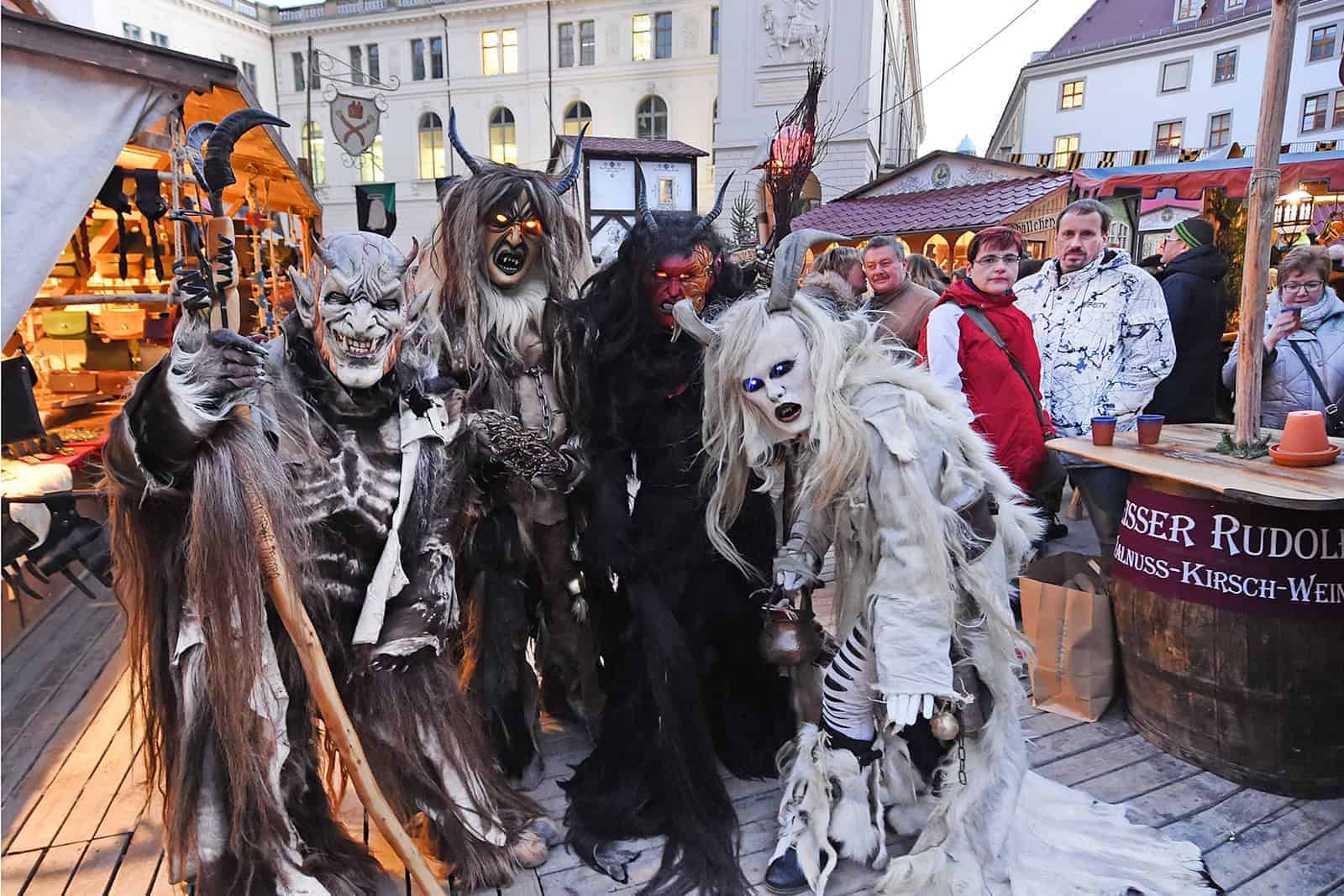 Magische Geschöpfe mit Hörnern, grimmigen Masken und Fellkostümen auf dem Markt. Foto: J. Männel