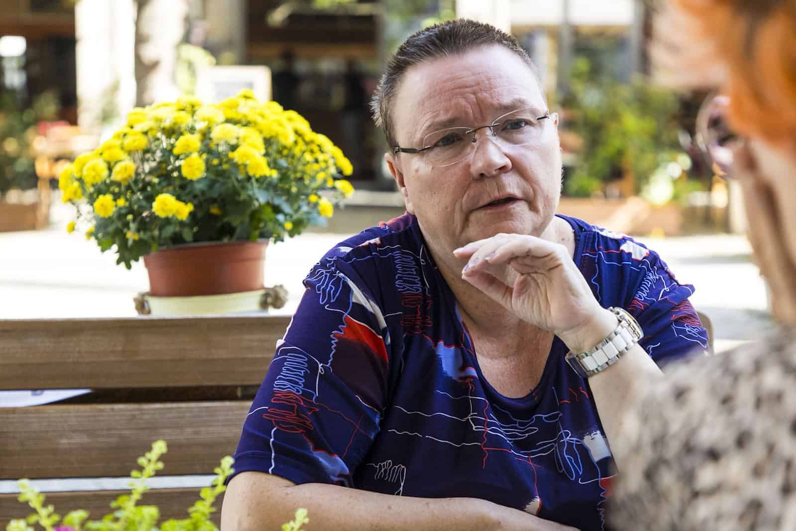eine Frau sitzt an einem Tisch mit einem Mann