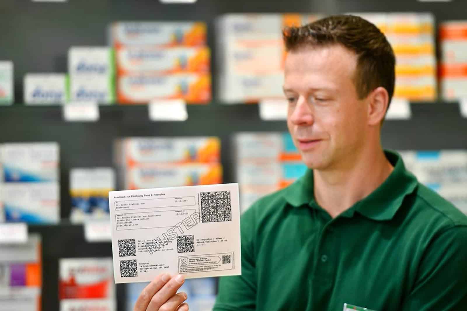 Apotheker Patrick Kolbe in seiner Zwingli-Apotheke in Dresden zeigt, wie der Ausdruck eines E-Rezepts aussieht. Foto: Matthias Rietschel