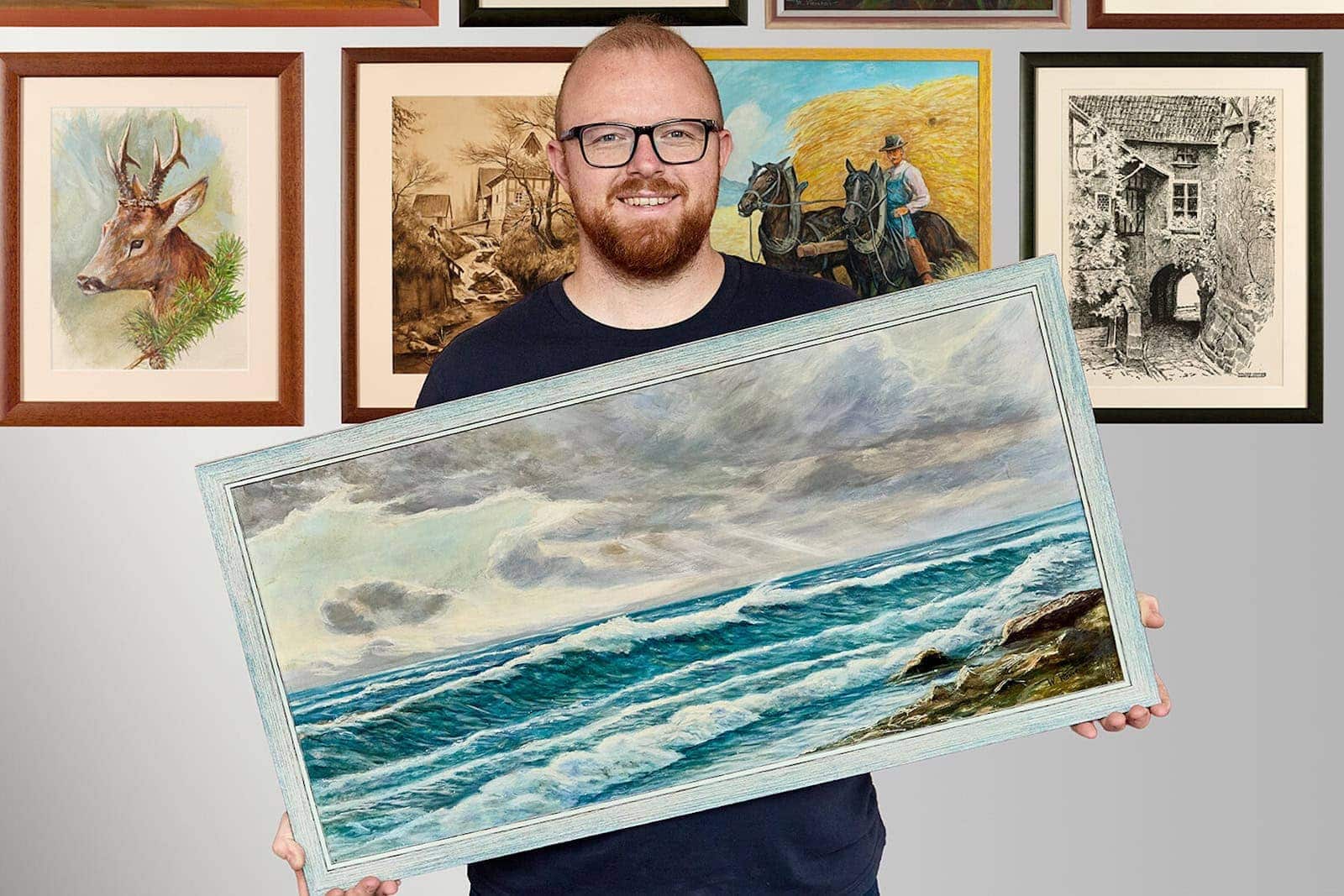 Benjamin Venter mit Bildern des Großvaters