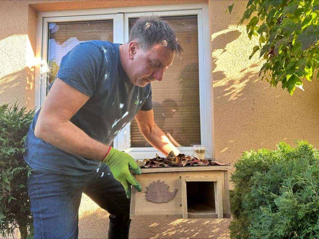 Thomas Böttcher beugt für Igel ein Winterquartier