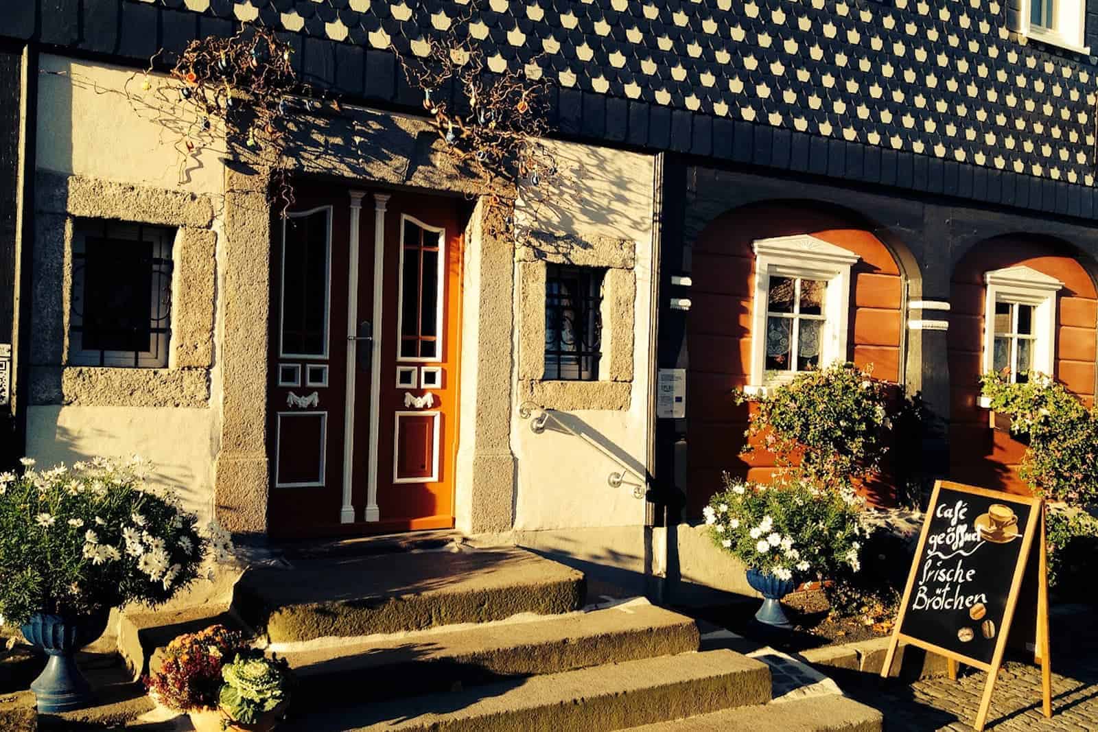 Das Café Brumme in der Außenansicht mit der Fassade des Umgebindehauses