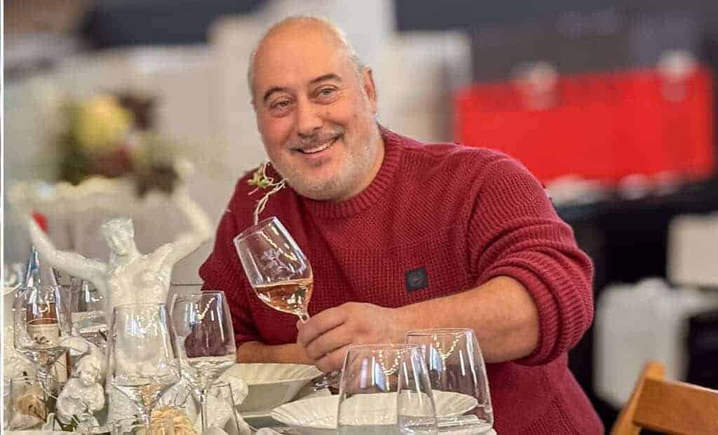 Frederic Fourré stößt mit Sekt an.