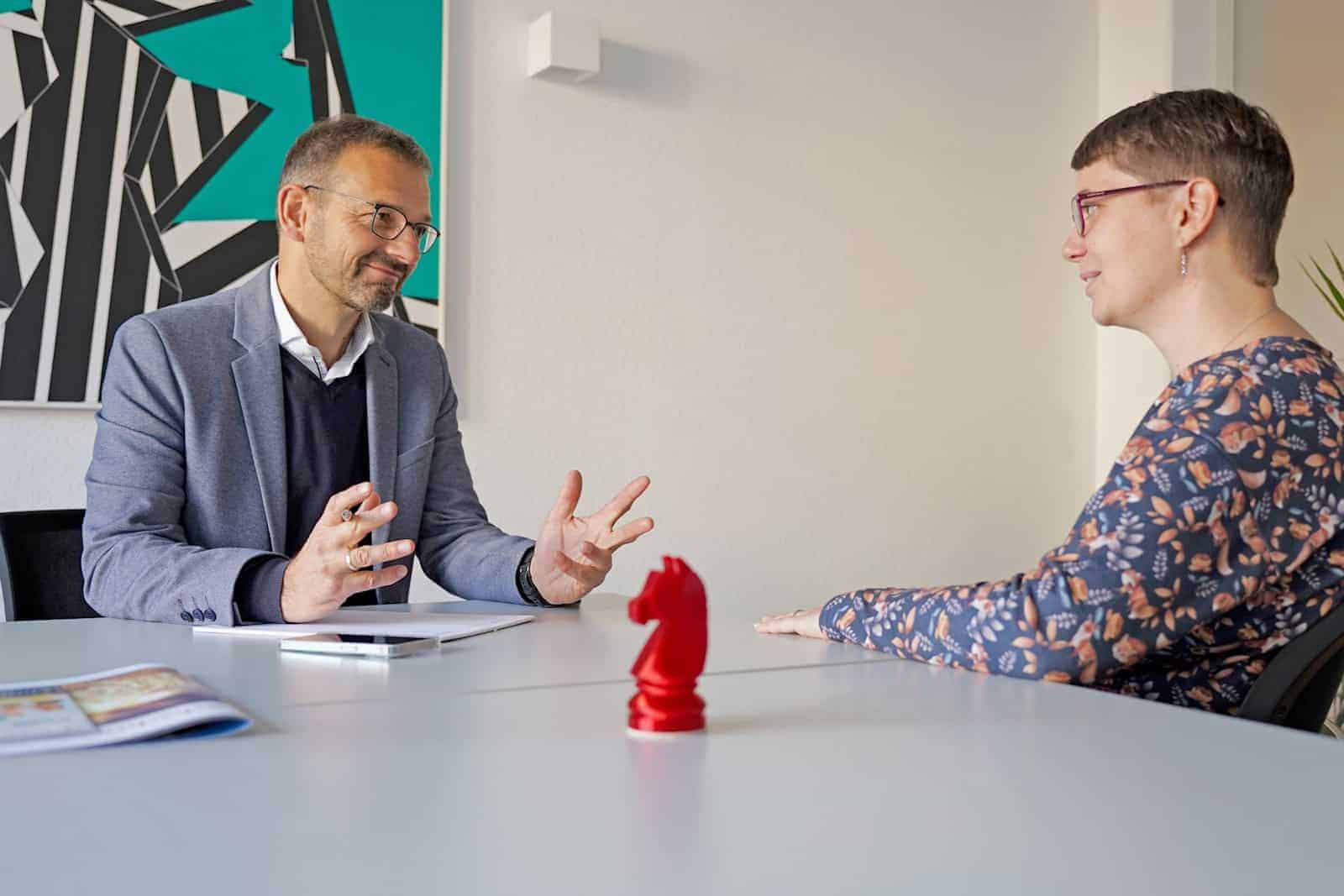 Beratungsgespräch zwischen Jurist und Klient