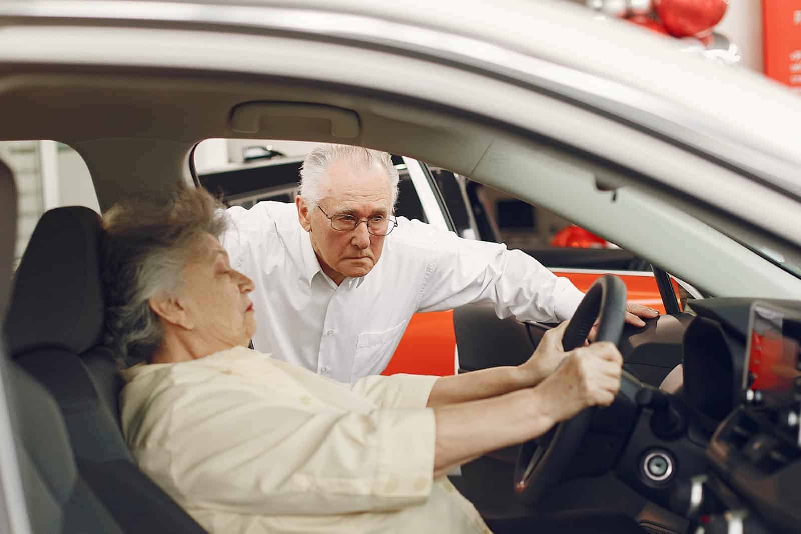 ein Mann und eine Frau in einem Auto