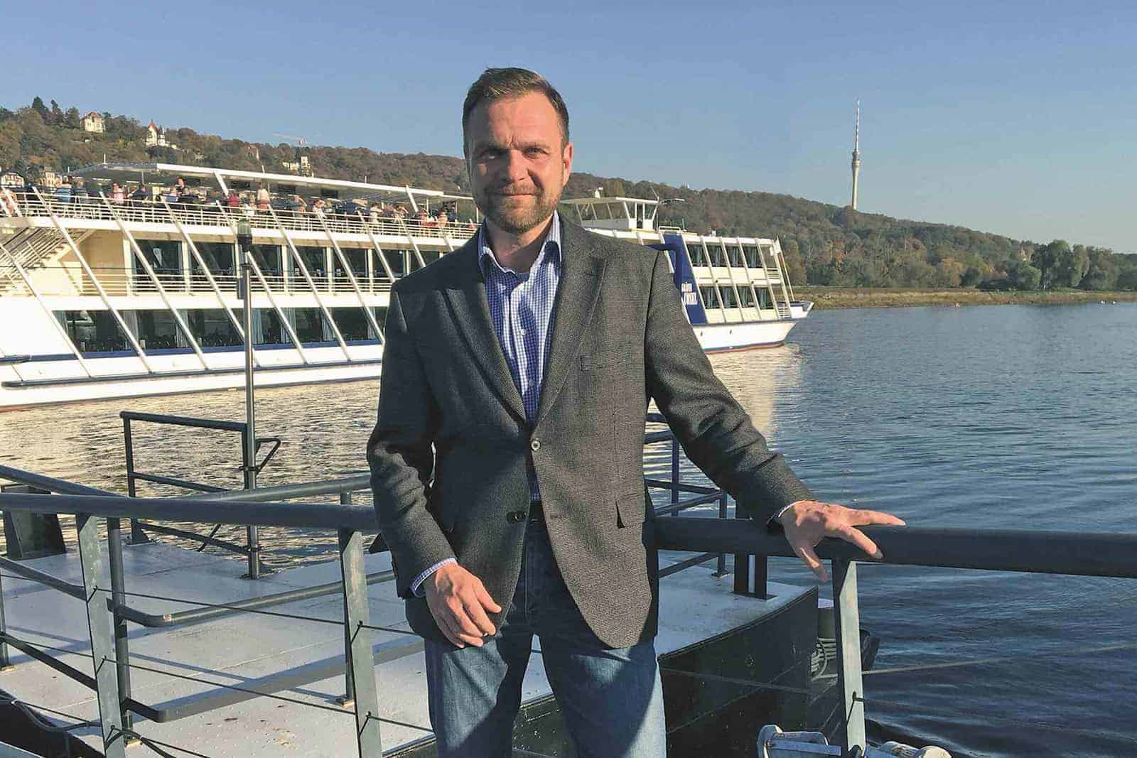 Enver Nickel vor einem Dampfer
