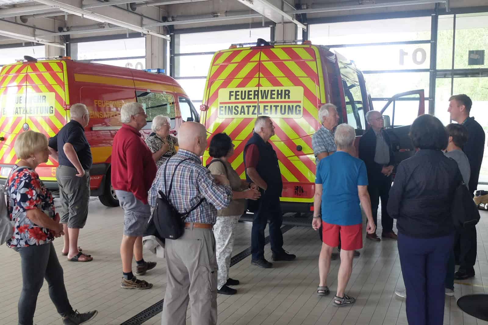 Krankenwagen in der Feuerwache mit Senioren bei einer Führung