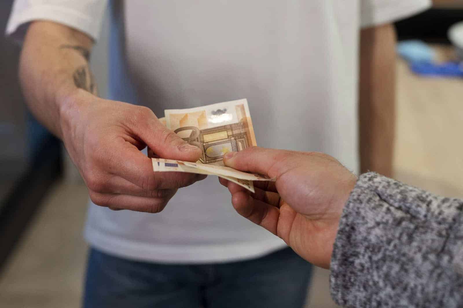 ein Mann, der eine Menge Geld in seiner Hand hält