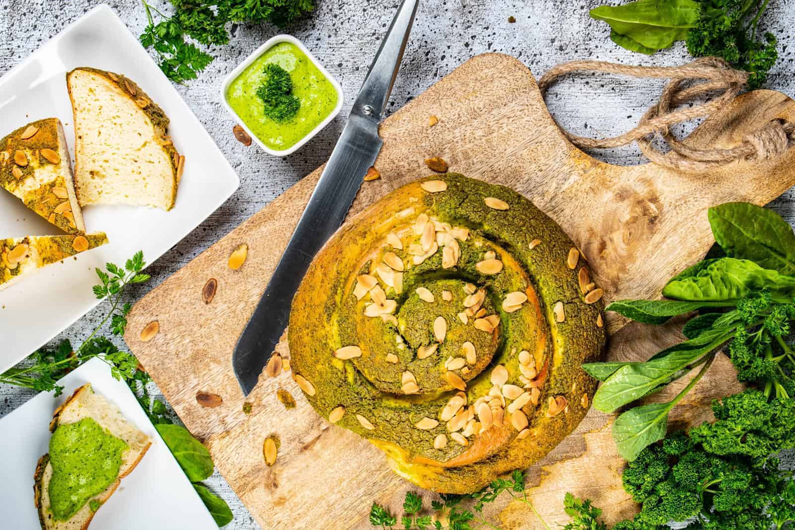 Brotschnecke mit Pesto