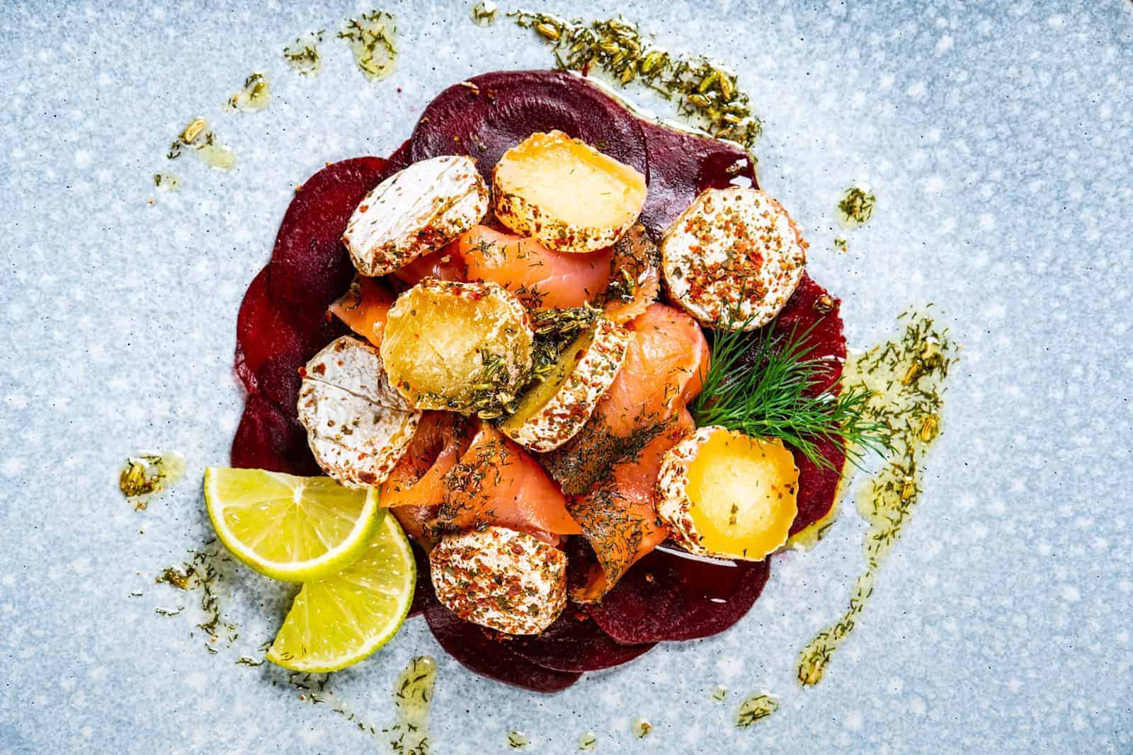 Rote Bete Carpaccio mit Räucherlachs und Handkäse