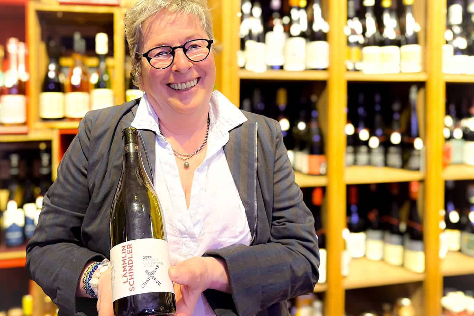 Heidi Schwarz-Schindler mit einem Gutedel