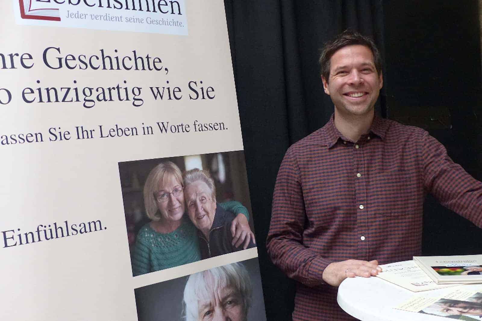 Autor Henry Berndt vor seinem Buchformat Lebenslinien.