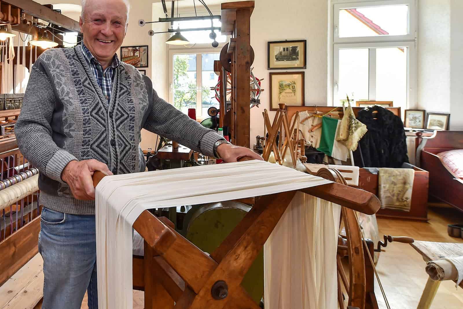 Vereinsmitglieder wie Hans Frömmel (83) kümmern sich liebevoll um den Erhalt des Weberei-Erbes. Foto: Holm Helis