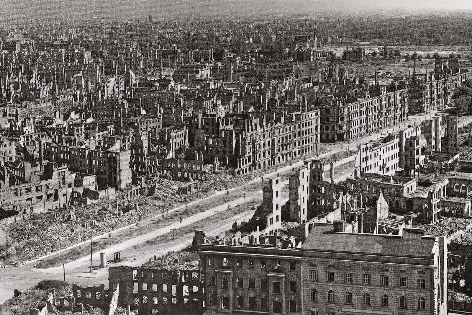 Nach der Bombardierung Dresden 1945