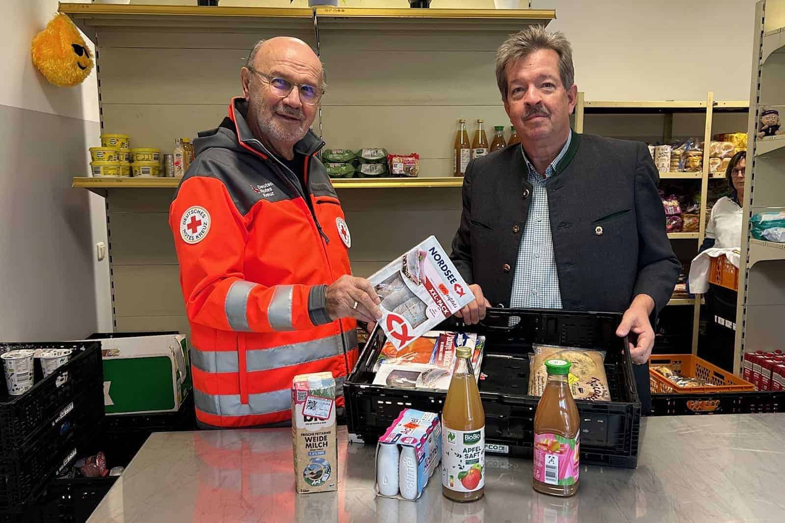 Bei der Tafel Riesa: Vorsitzender Horst Hoffmann (l) und
