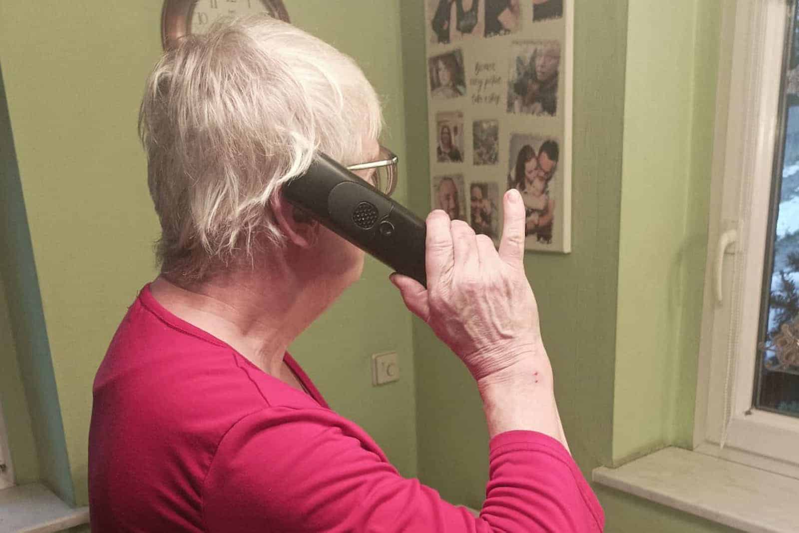 Seniorin am Telefon