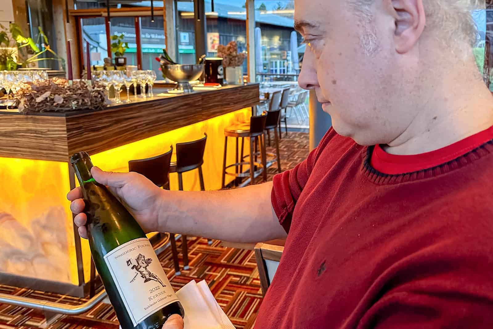 Winzer Fourré zeigt einen Flasche Kerner.