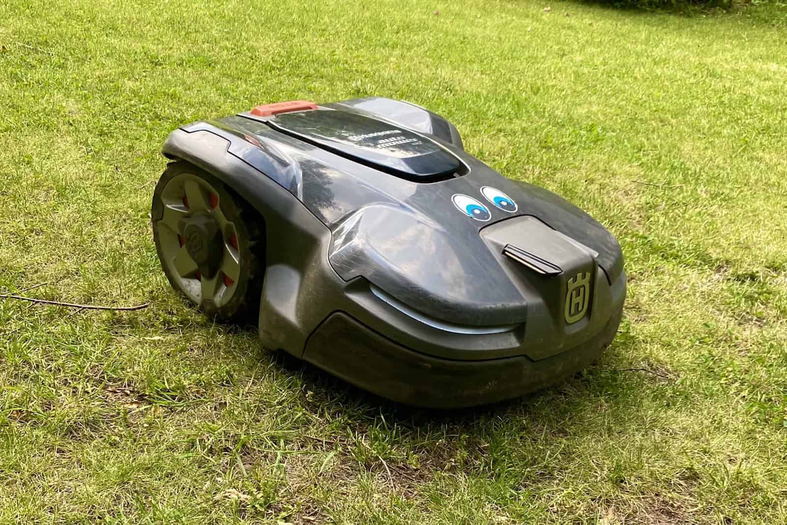 Ein Rasenrobotor kann das Wohnen im Alter deutlich erleichtern. Foto: Doreen Dietrich