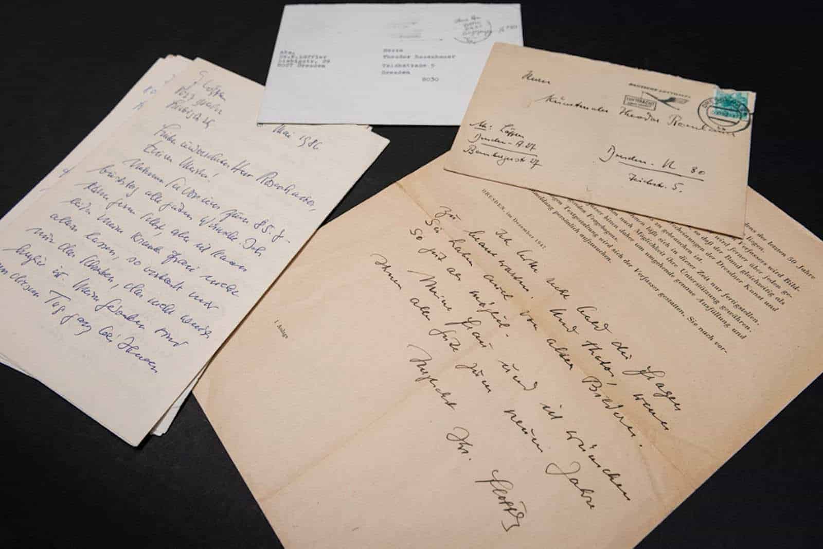 eine Sammlung von Briefen und Umschlägen