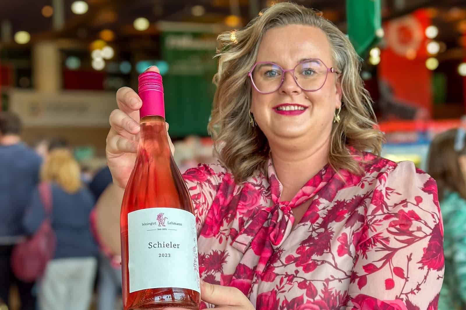 Maria Lehmann mit ener Flasche Schieler