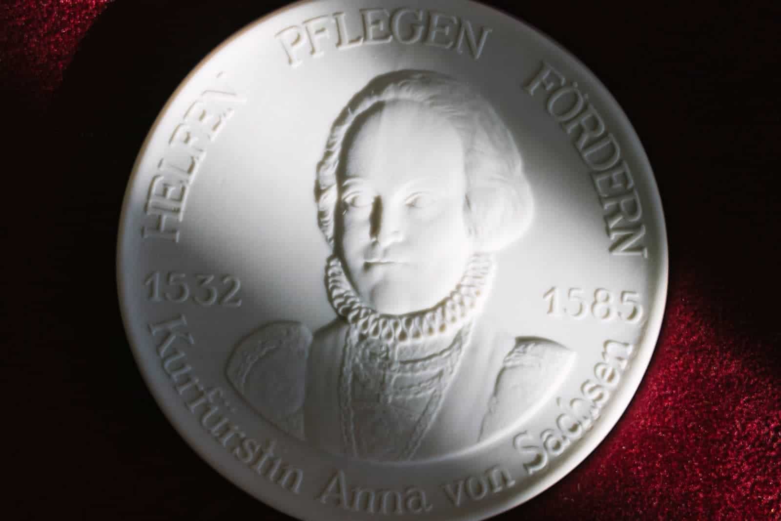 Die Annen-Medaille wird für langjähriges ehrenamtliches Engagement vergeben. Foto: SMS/Oliver Killig