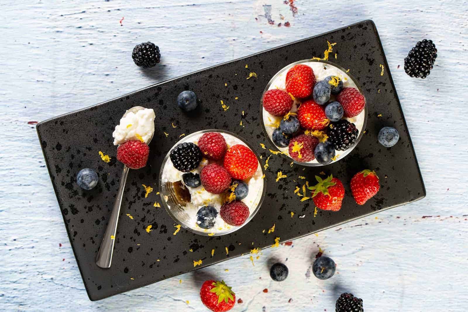 eine schwarze Platte mit Obst und Johannisbeeren