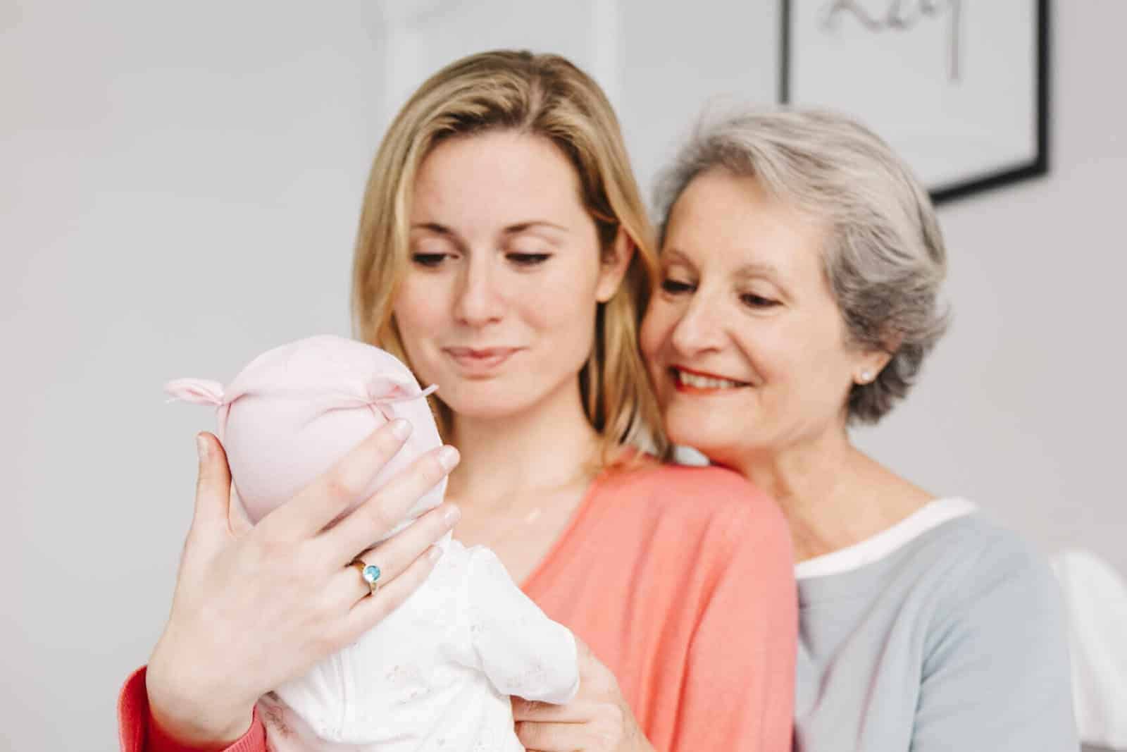 Ein Kurs für Oma und Opa kann einem Enkelkind hilfreich sein.