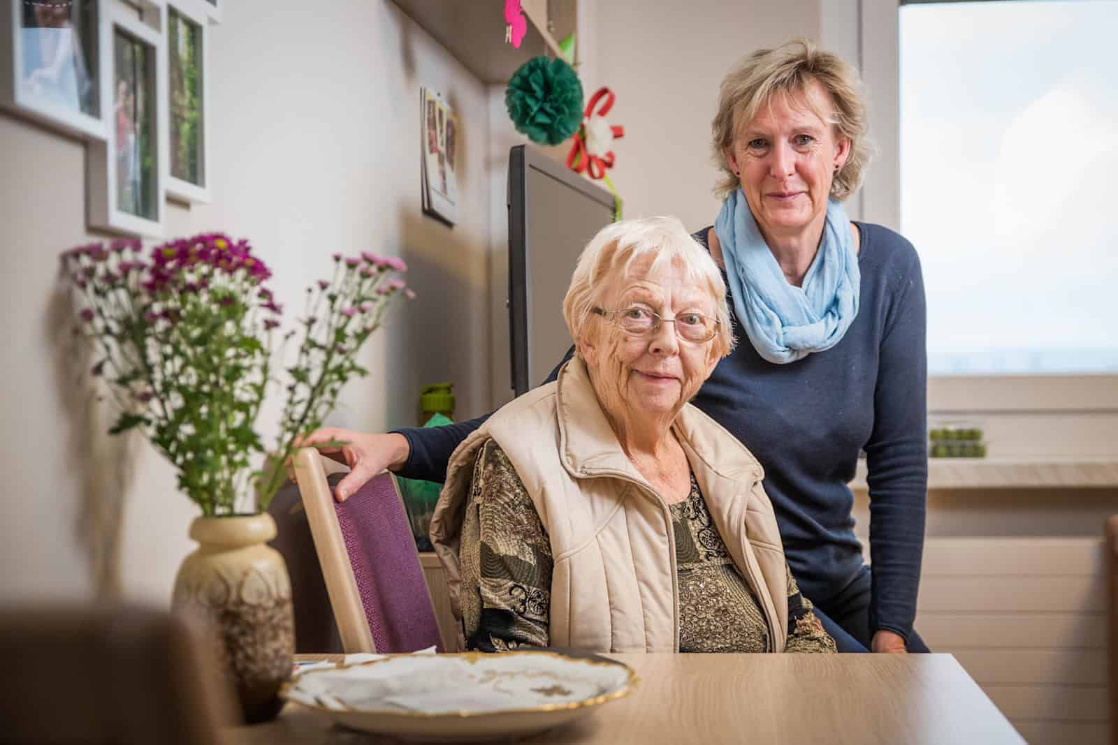 Seniorenheimbewohnerin Rosemarie Wolff mit ihrer Tochter Iris sind am Tisch im Seniorenheim.