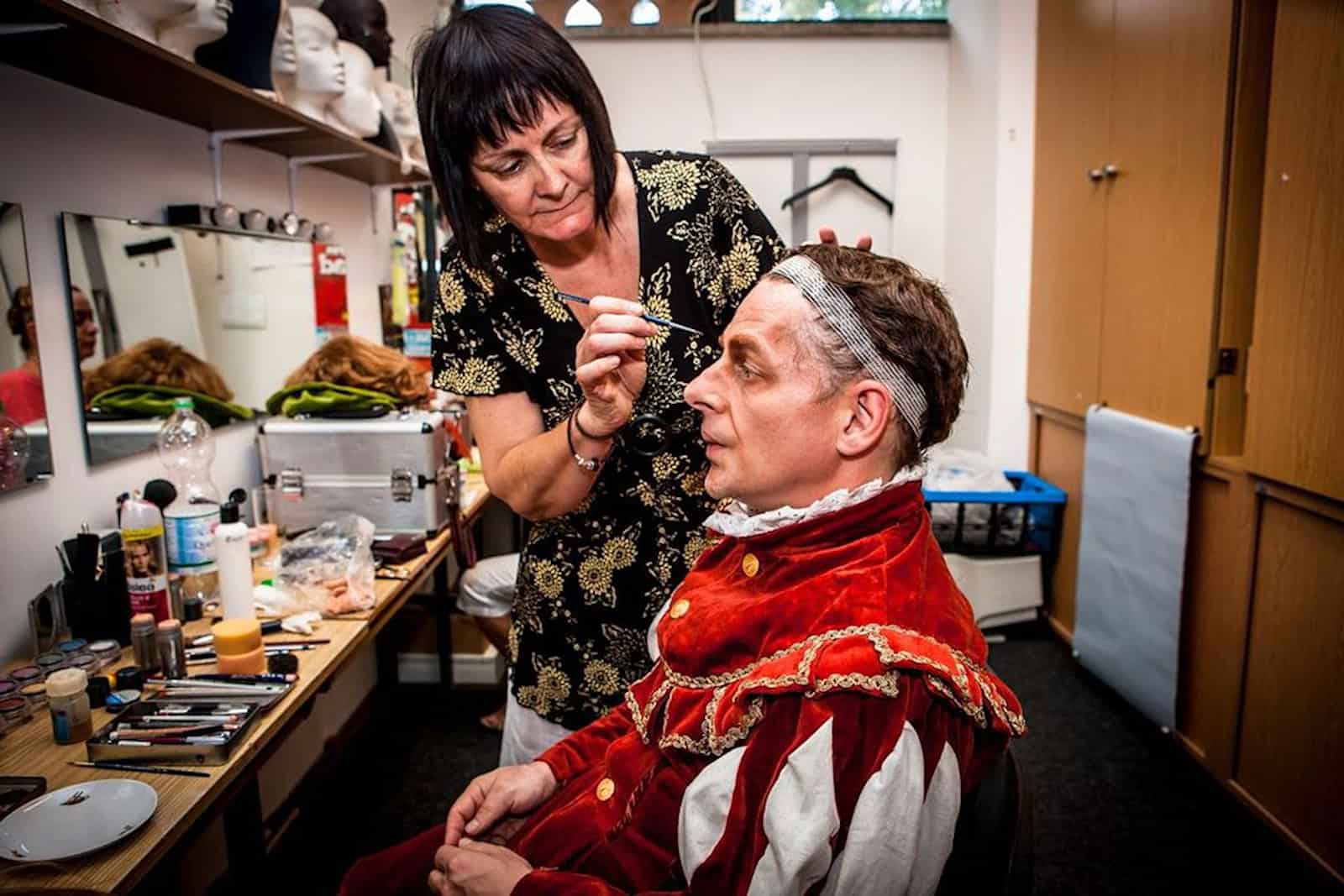 Maskenbildnerin Christine Palme im Boulevardtheater