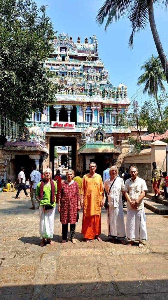 Rainer König mit seiner Yoga-Gruppe in Indien