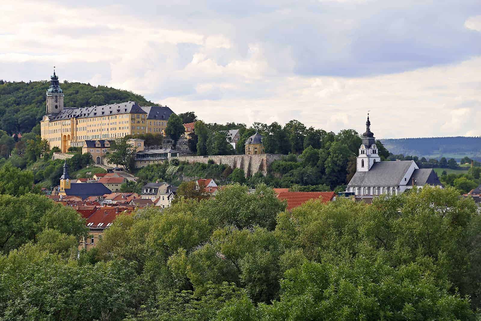 Die Skyline der Stadt Rudolstadt mit Blick auf die Residenz