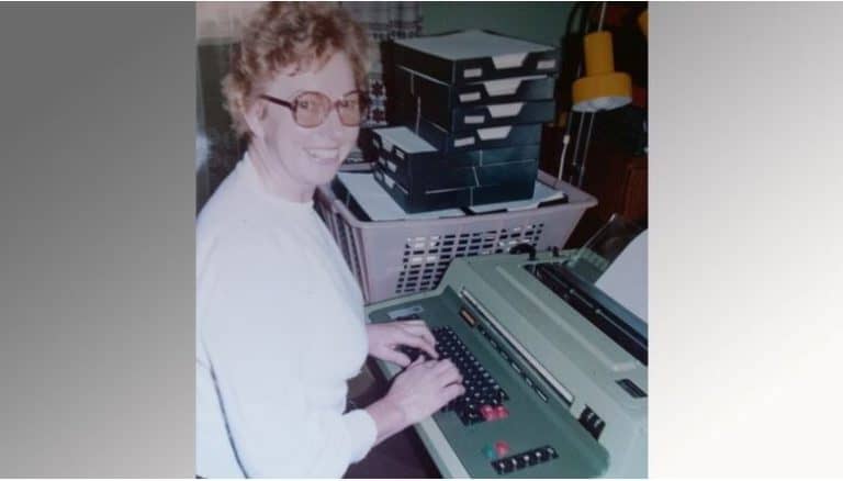 Rosemarie John ist als junge Stenotypistein bei der Arbeit.