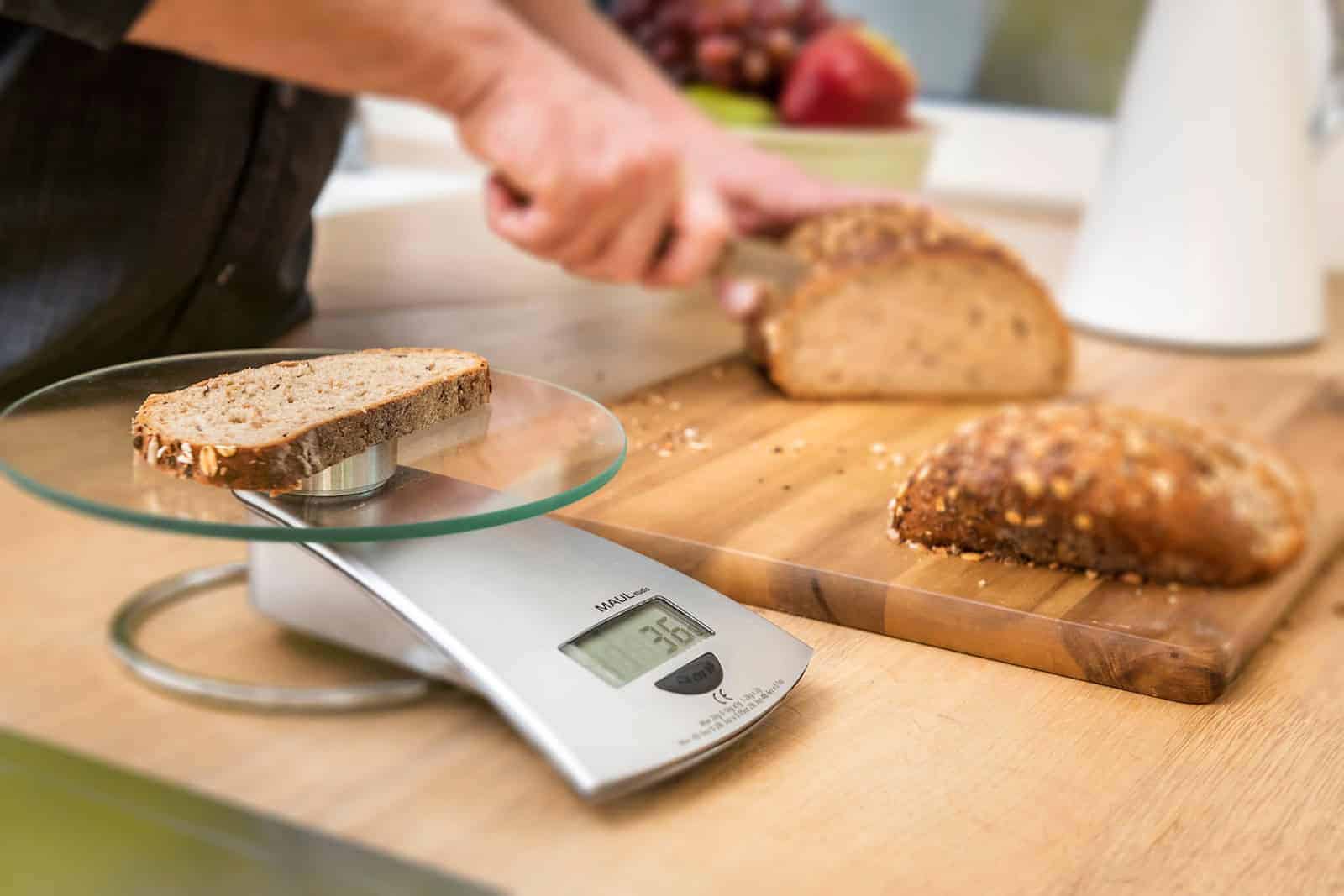Brot wird geschnitten und anschließend abgewogen.
