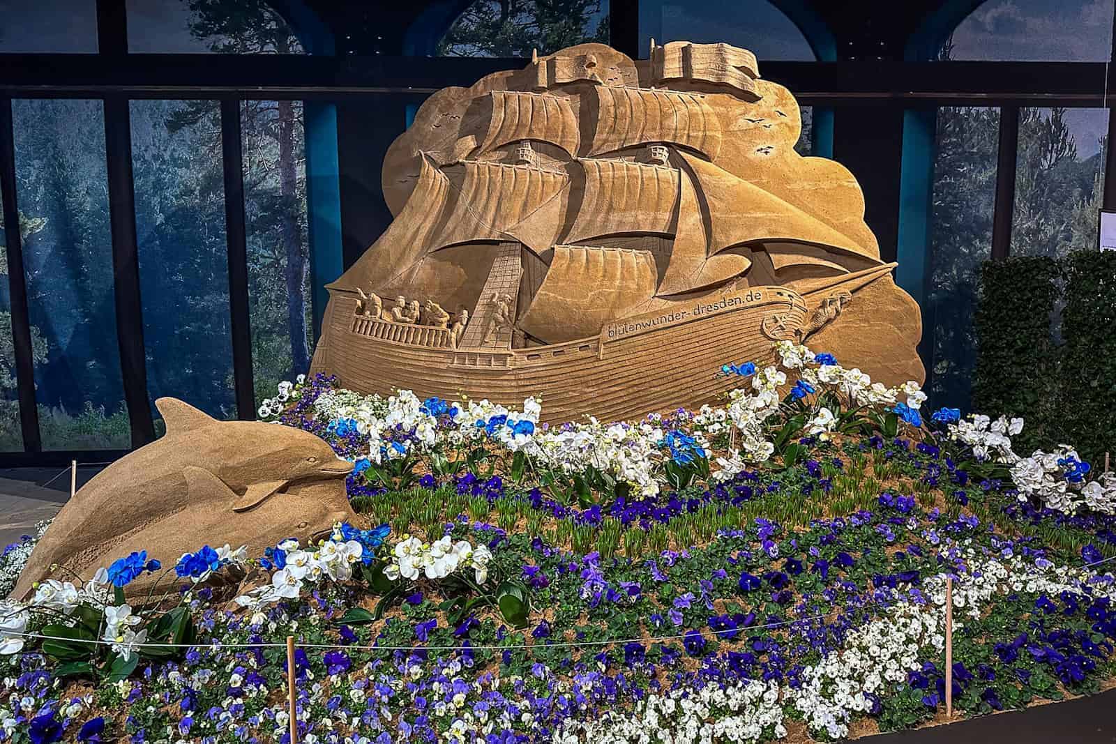 Schiff im Blütenmeer