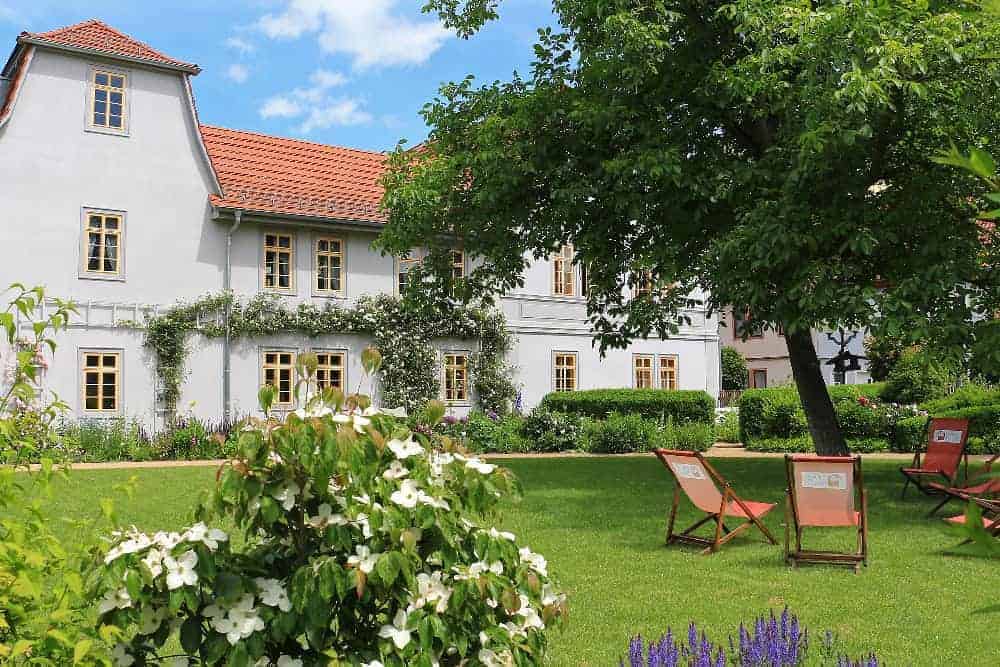 Blick auf das Schillerhaus vom Garten.