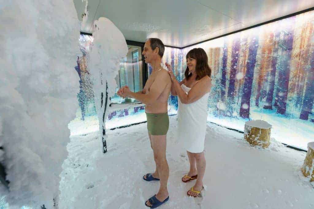 Mann und Frau stehen im Schneeraum des Heilbades Bad Brambach.