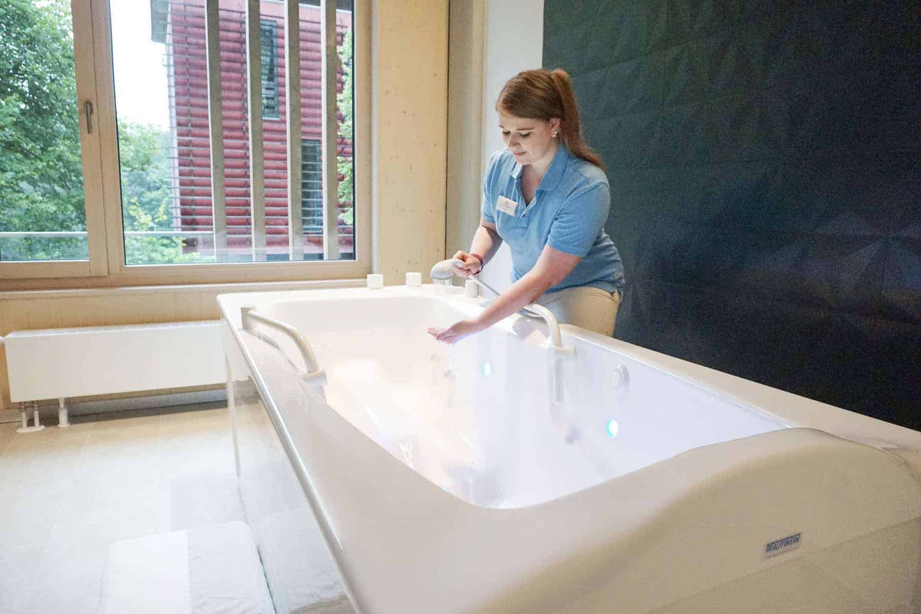 Eine Mitarbeiterin der Sächsischen Staatsbäder GmbH Bad Brambach steht an einer Badewanne für Radon-Behandlungen.