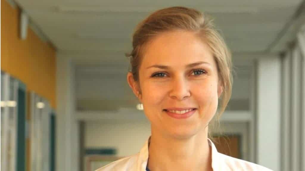 Eine junge Frau lächelt in die Kamera. Sie hat blonde Haare: Foto: Helios Weißeritztal-Kliniken Freital.