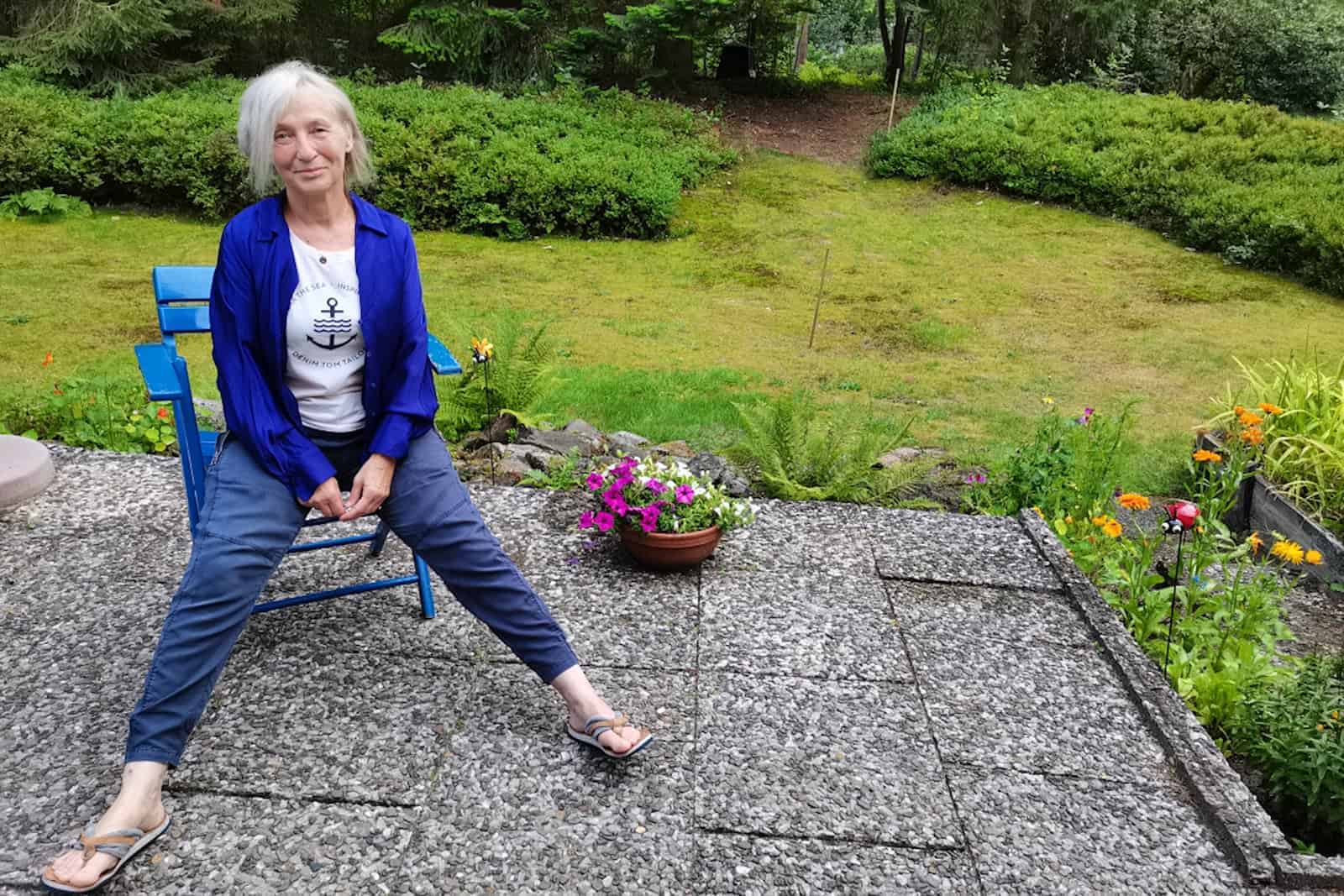 Pflegerin aus Polen im Garten der Patientin