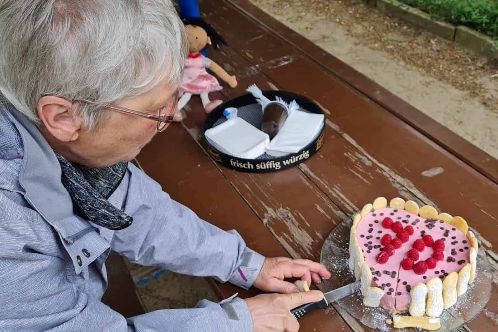 Torte anschneiden