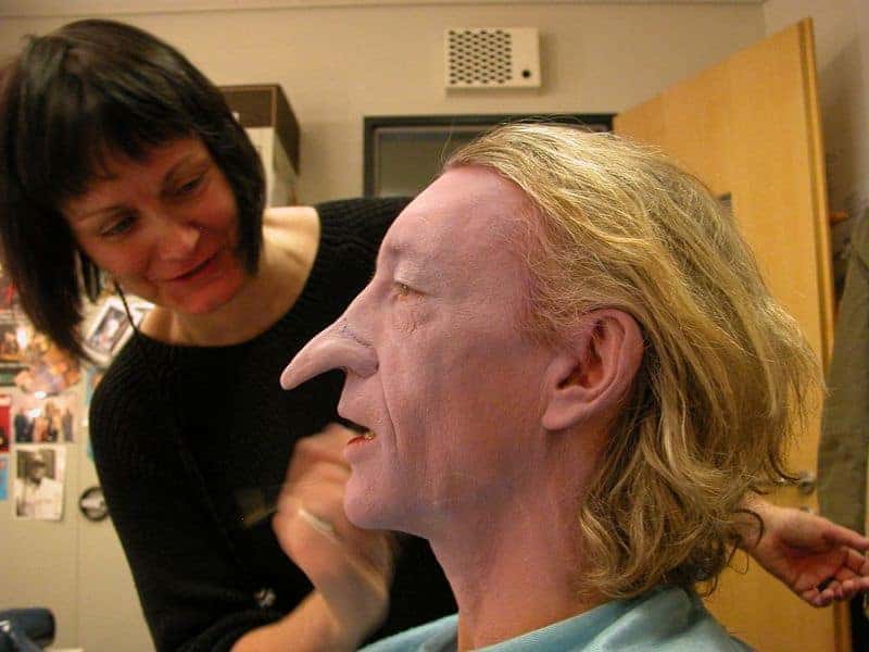 Christine Palme verwandelt Rainer König in die Hexe Baba Jaga. Foto: Boulevardtheater