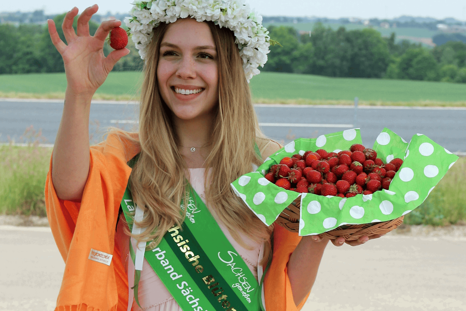 Schöne Frau, leckere Erdbeeren: Sächsische Blütenkönigin