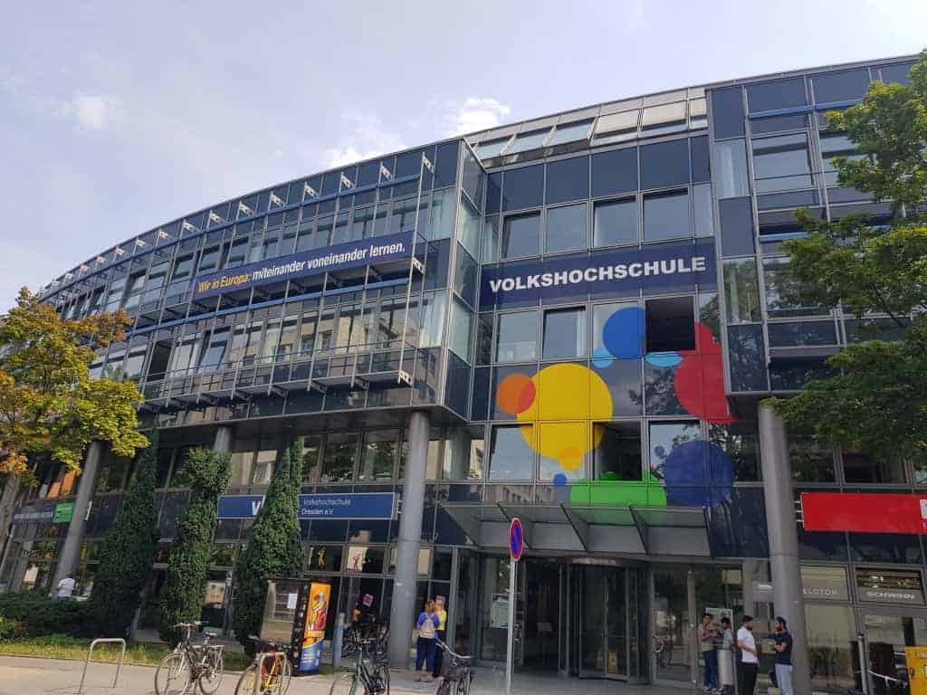 Die Volkshochschule Dresden in der Annenstraße lädt zum Kurs für Oma und Opa ein..