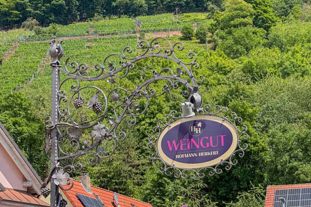 Frosty kommt aus dem Weingut Hofmann-Herkert