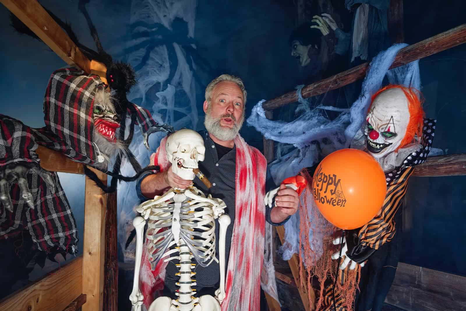 Mühlen-Wirt Torsten Lein hat die Gohliser Mühle schaurig-schön für Halloween dekoriert. Foto: Tobias Koch